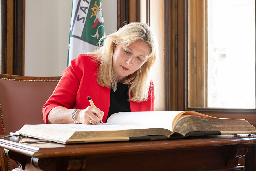 Skoll bei der Eintragung ins Goldene Buch der Stadt Graz.