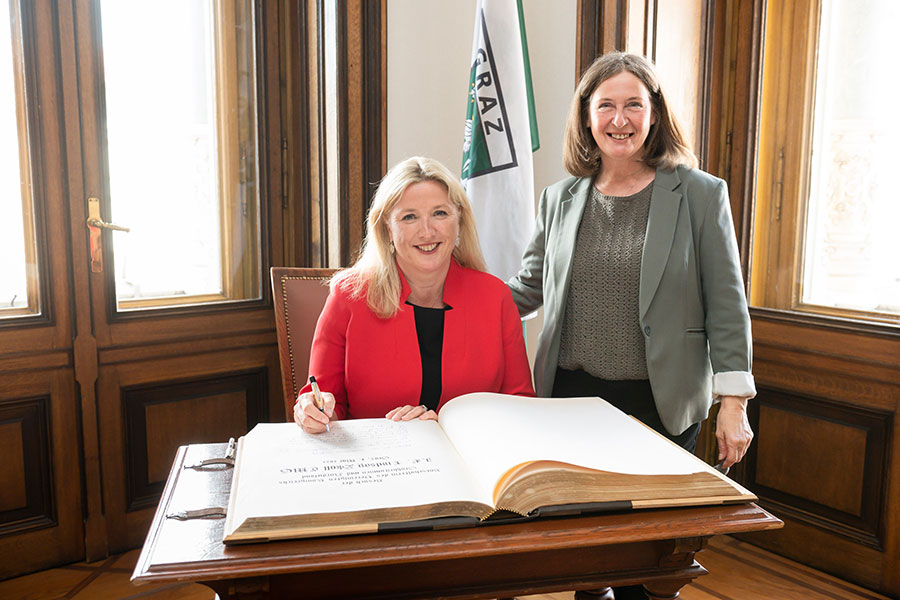 Bürgermeisterin Elke Kahr mit Botschafterin Lindsay Skoll bei der Eintragung ins Goldene Buch der Stadt Graz.