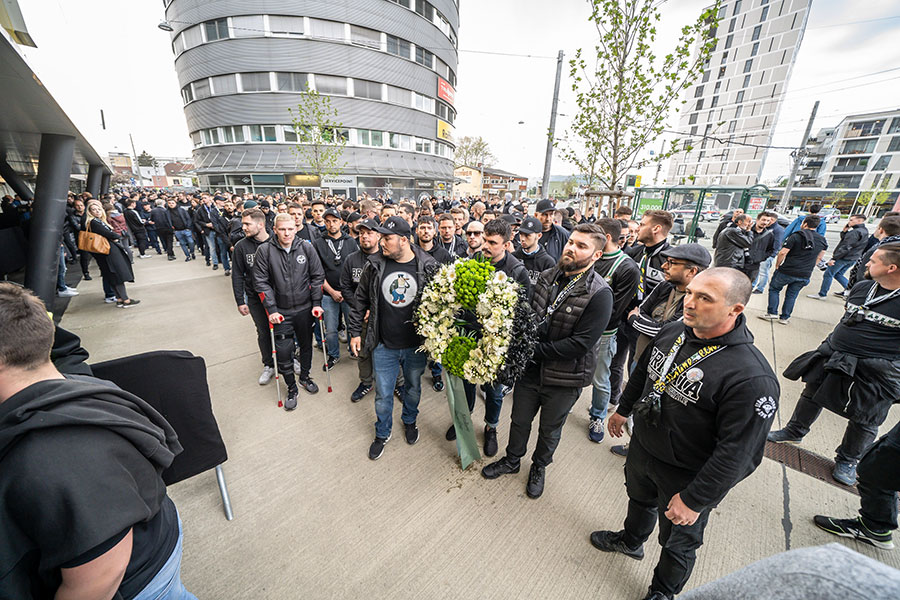 Blumenkränze von den Fanklubs.