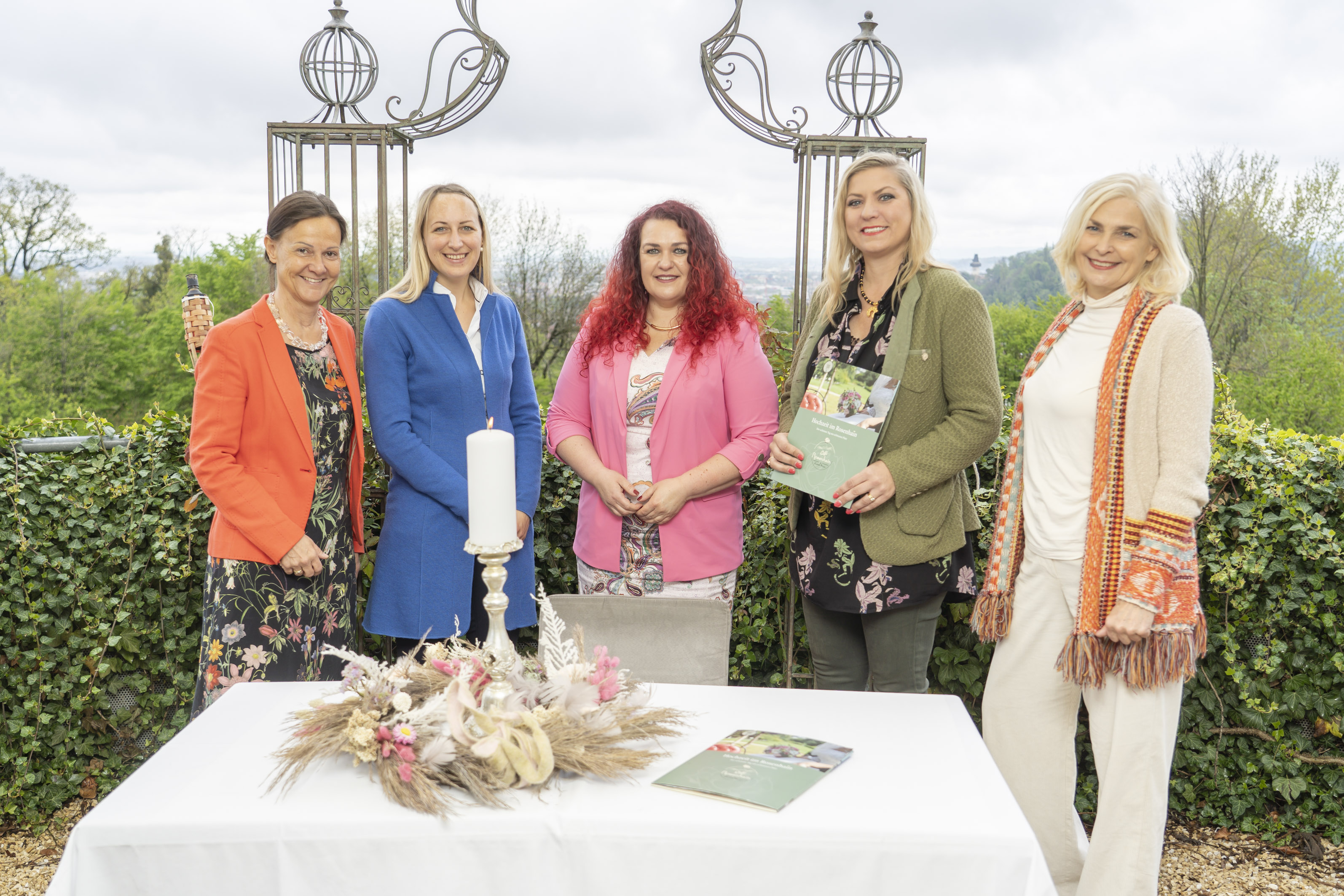 v.l.: Karin Emberger-Baumgartner (Abteilungsleiterin Bürger:innenamt), Anke Christina Talker (Referatsleiterin Standesamt und Staatsbürgerschaft), Stadträtin Claudia Schönbacher, Isabelle und Martina Winter (Café Rosenhain)