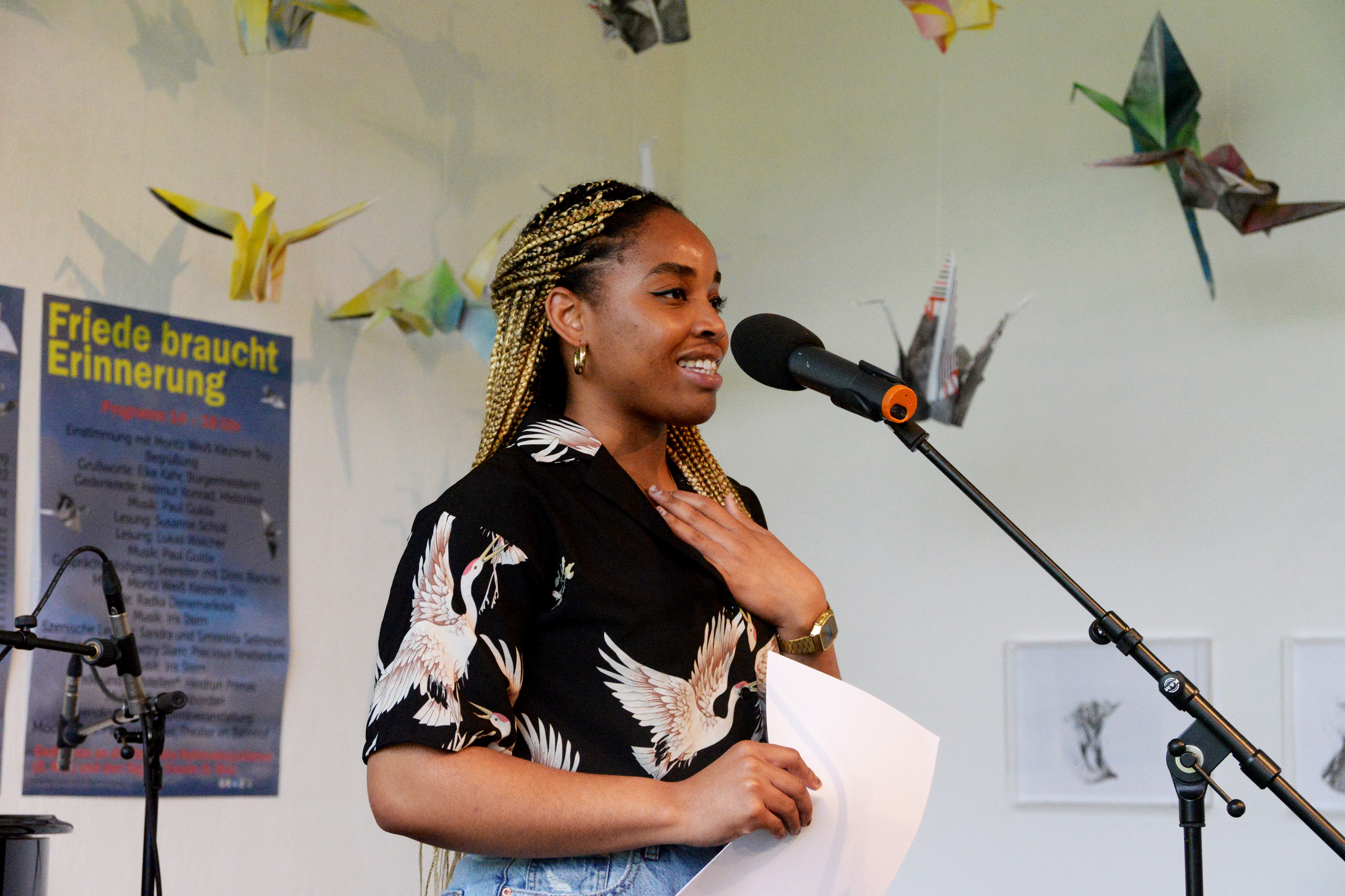 In ihren Poetry-Slam-Beiträgen teilt Precious Nnebedum ihre Erfahrungen mit Rassismus – auf Deutsch, Englisch und Igbo.