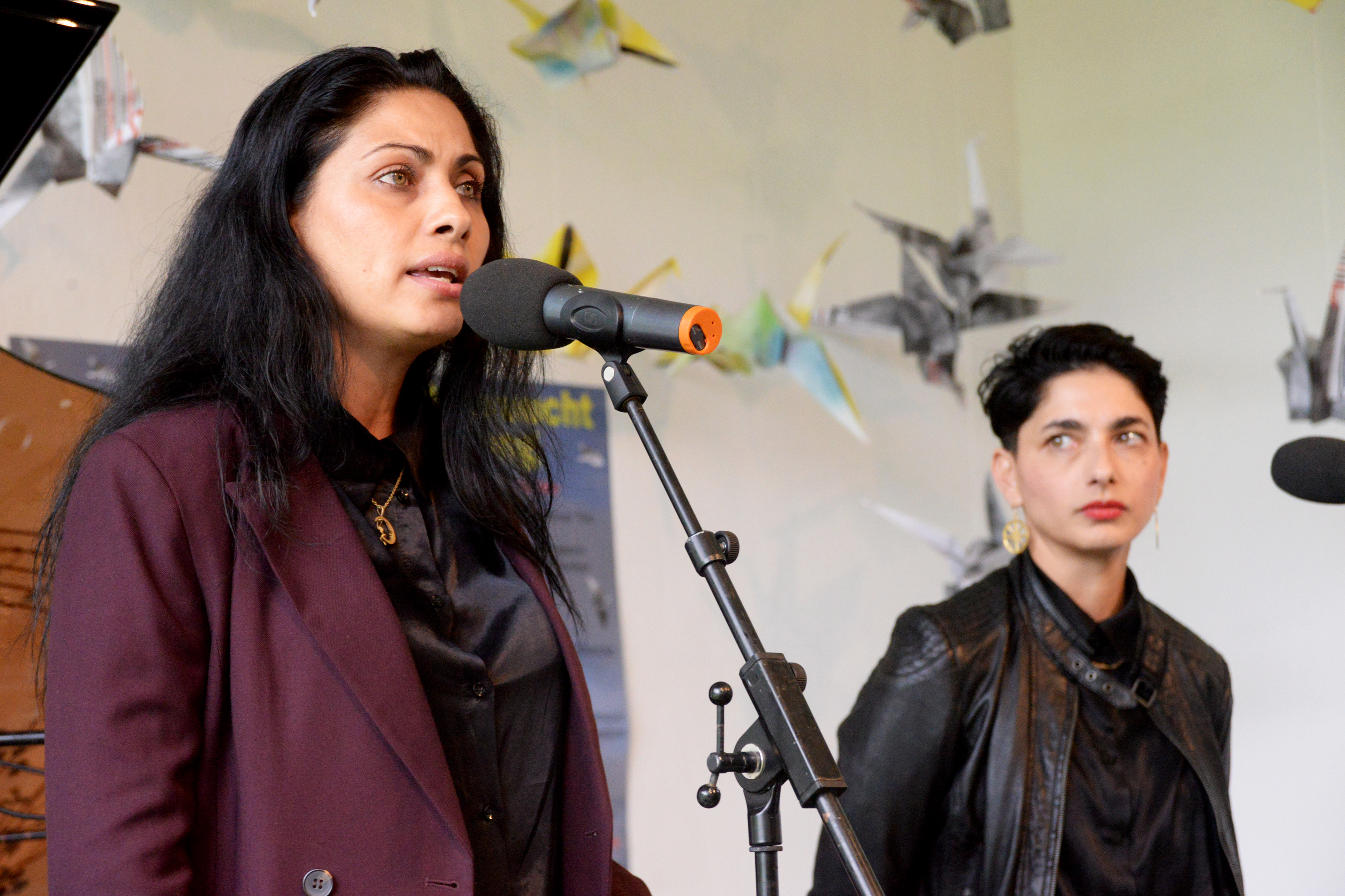 An die Roma, die im zweiten Weltkrieg ums Leben kamen, erinnern Sandra (r.) und Simonida Selimovic mir Rap und szenischer Lesung.