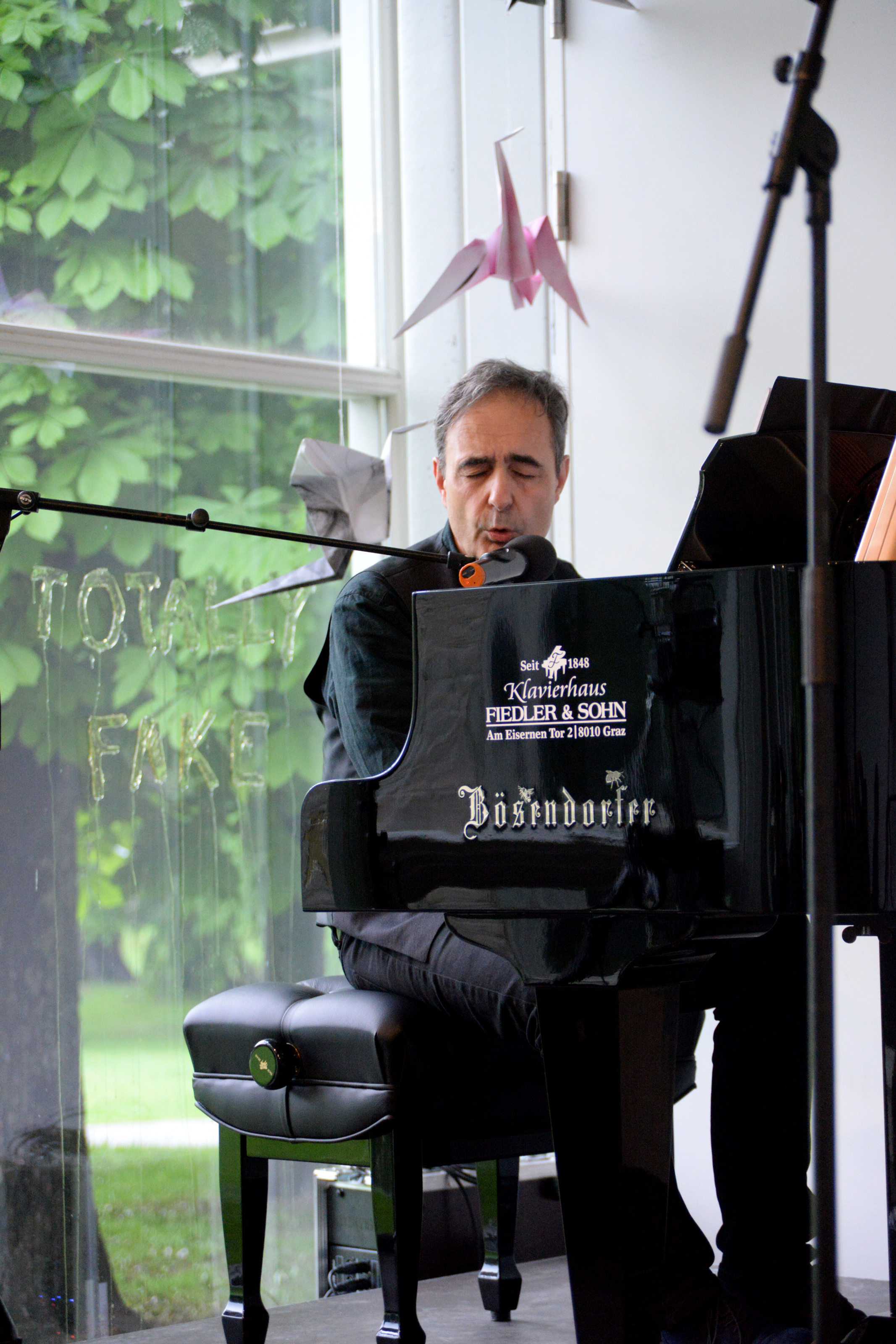 Pianist Paul Gulda überzeugte mit seiner thematischen Stückauswahl und Gesang auf Jiddisch und Hebräisch.