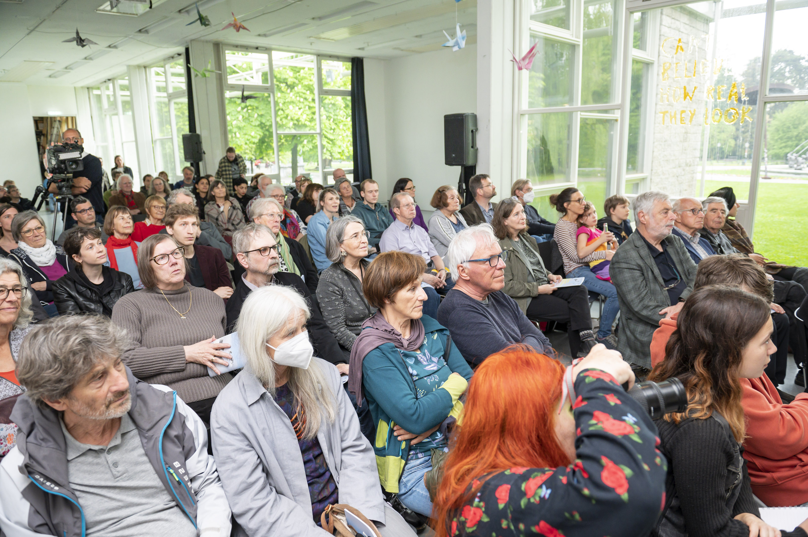 Zahlreiche Menschen fanden sich im Forum Stadtpark zur gemeinsamen Gedenk- und Friedensfeier ein.