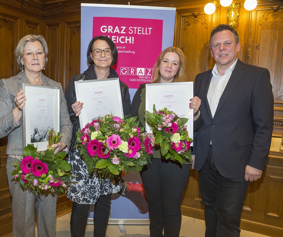 von links: Maria Bauer, Magdalena Liebethat, Ina Mastnak mit dem damaligen für Frauen & Gleichstellung zuständigen Stadtrat Michael Ehmann.