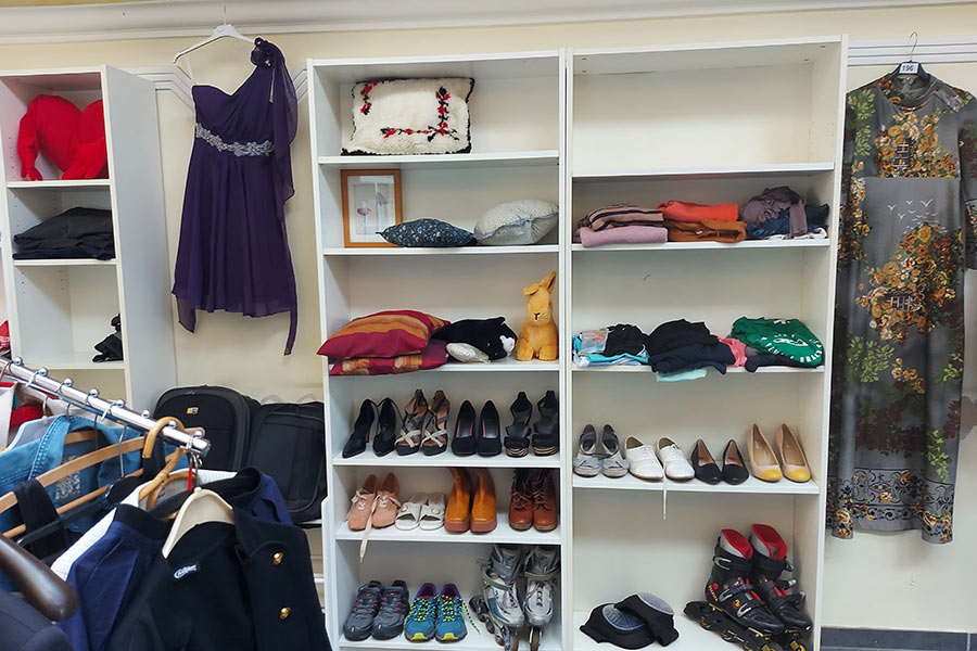 Neben Lebensmitteln gibt es hier auch Kleider, Schuhe und vieles für den Haushalt.