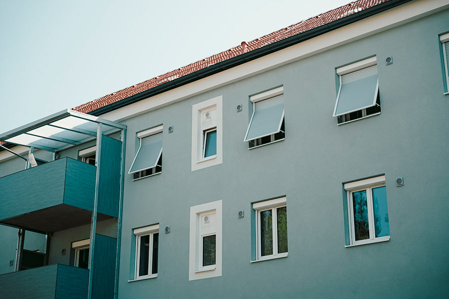 Gemeindewohnbau mit neuem Balkon