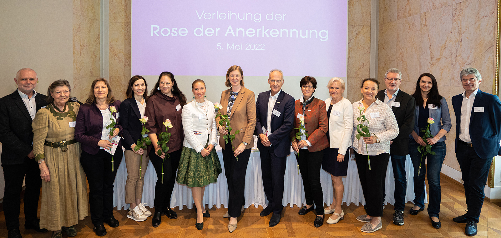 Feierliche Verleihung der "Rose der Anerkennung" im Festsaal der Joanneum Research. Mitte GF Heinz Mayer und LR Barbara Eibinger-Miedl. VAÖ-Präsidentin Maria Tiefenthaller (5. v. r.) übergab den Preis in Form einer Urkunde. Unter den Gratulant:innen: Elisabeth Györfy, Landesvorsitzende der Steiermark (2. v. l.).