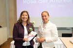 Für die Mitarbeiterinnen gab's vom VAÖ eine echte Rose. Hier Roswitha Katter (Strategische Planung) mit Amrei Auer-Klemmer (VAÖ). © Joanneum Research/Wappl Für die Mitarbeiterinnen gab's vom VAÖ eine echte Rose. Hier Roswitha Katter (Strategische Planung) mit Amrei Auer-Klemmer (VAÖ).