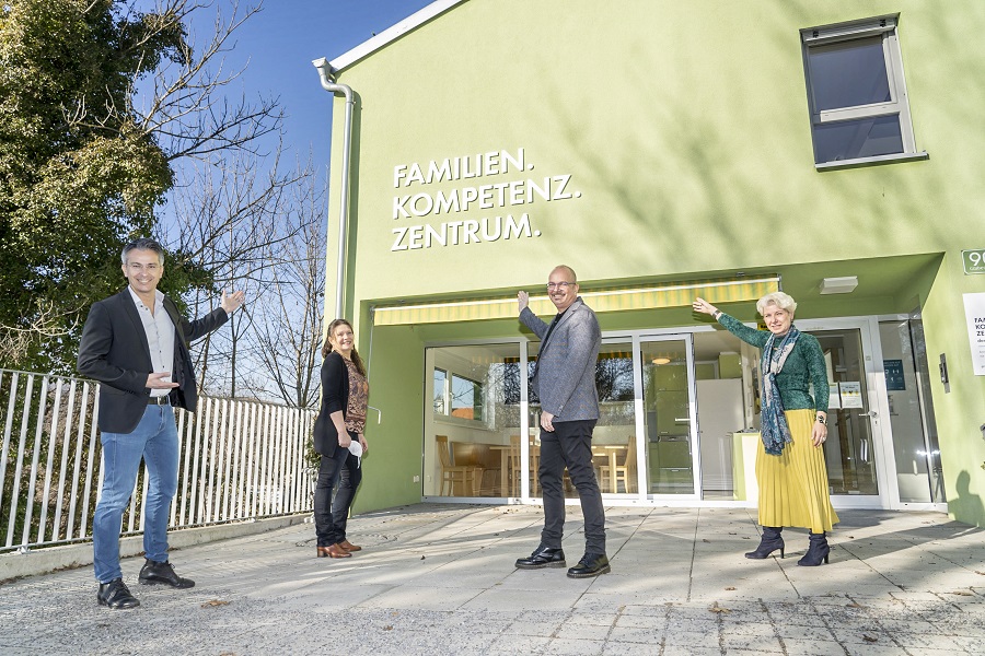 v.l.n.r.: Stadtrat Kurt Hohensinner, Sabine Wirnsberger (Institut für Familienförderung), Gerald Friedrich (Jugendamt Graz-Nordost), Ingrid Krammer (Amt für Jugend und Familie) © Stadt Graz/Foto Fischer v.l.n.r.: Stadtrat Kurt Hohensinner, Sabine Wirnsberger (Institut für Familienförderung), Gerald Friedrich (Jugendamt Graz-Nordost), Ingrid Krammer (Amt für Jugend und Familie)