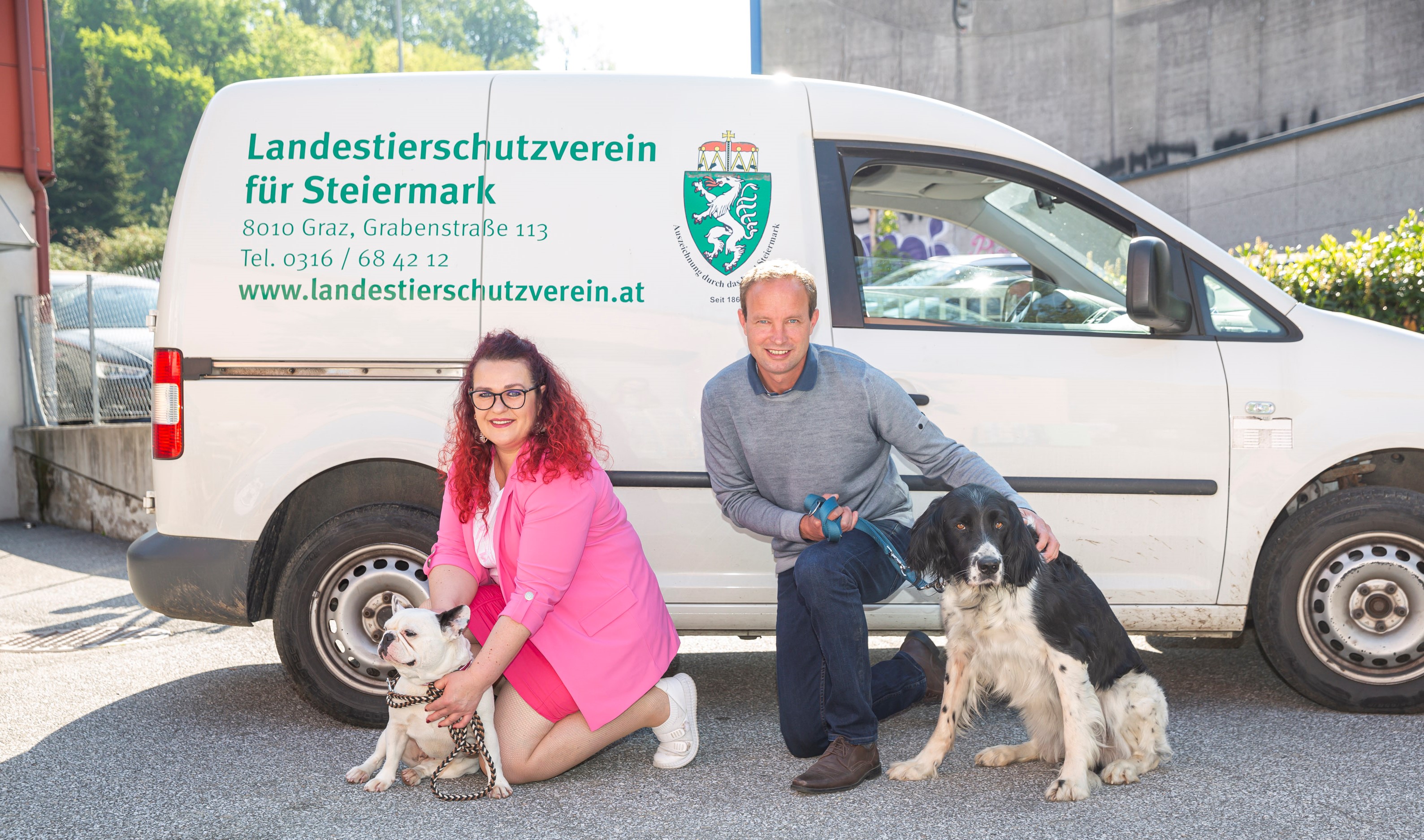 Tierschutzstadträtin Claudia Schönbacher mit dem Obmann des Landestierschutzvereins Steiermark Thomas Mrkor und den beiden Hundedamen Lilly (Französische Bulldogge) und Dea (große Münsterländerin)