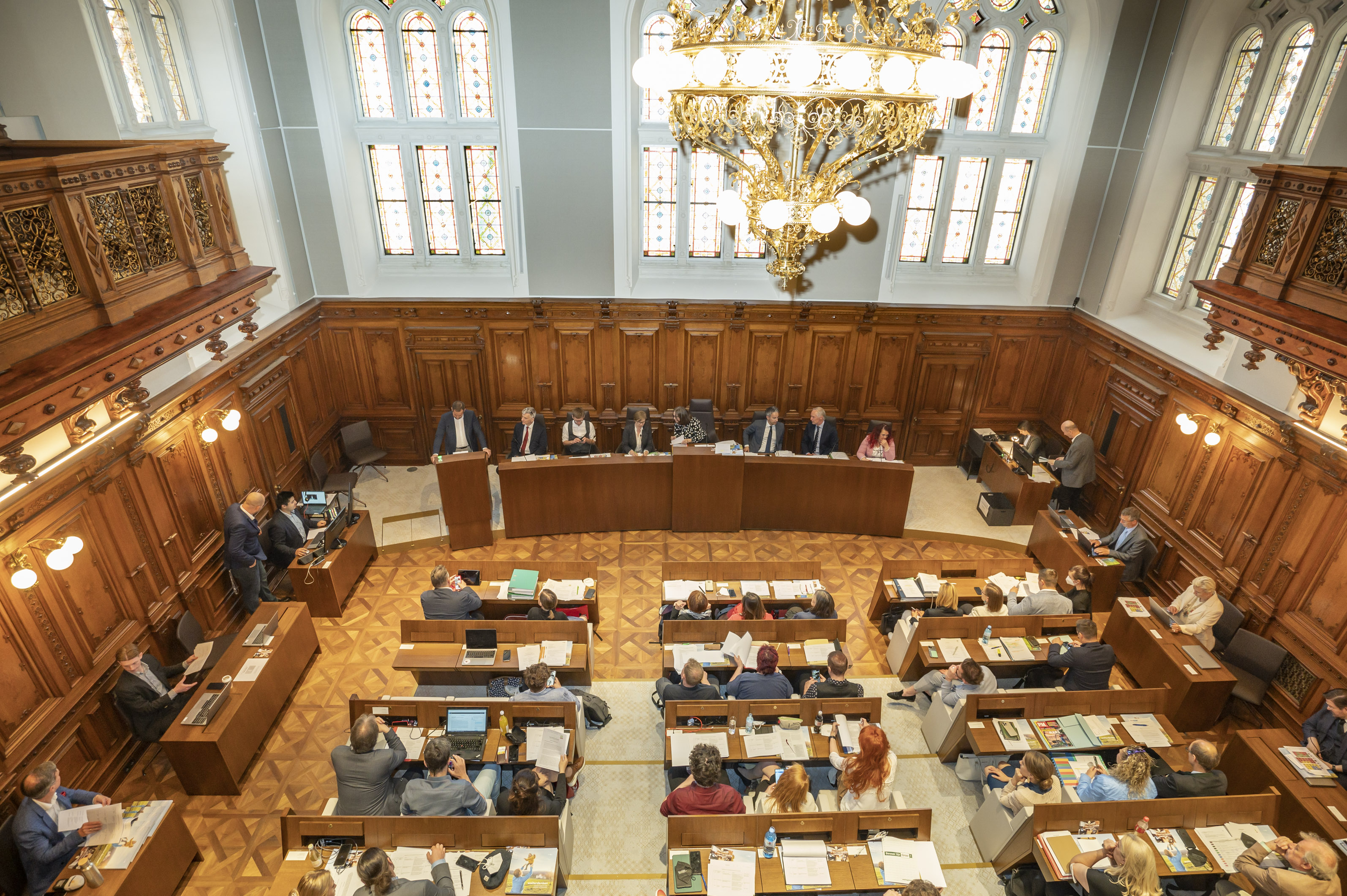 Blick von der Zuschauergalerie in den Saal.