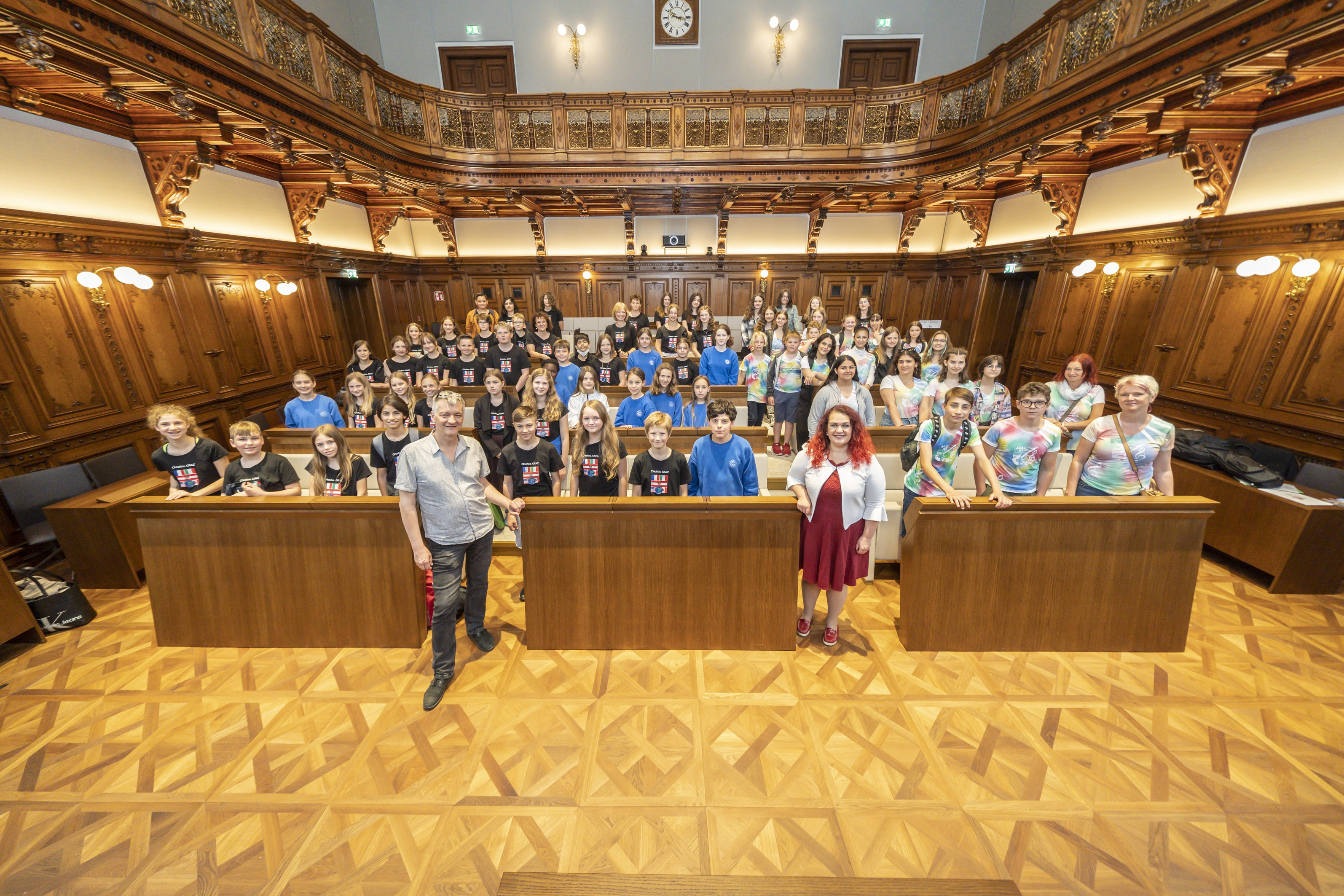 Stadtrat Manfred Eber und Stadträtin Claudia Schönbacher mit den Schüler:innen.