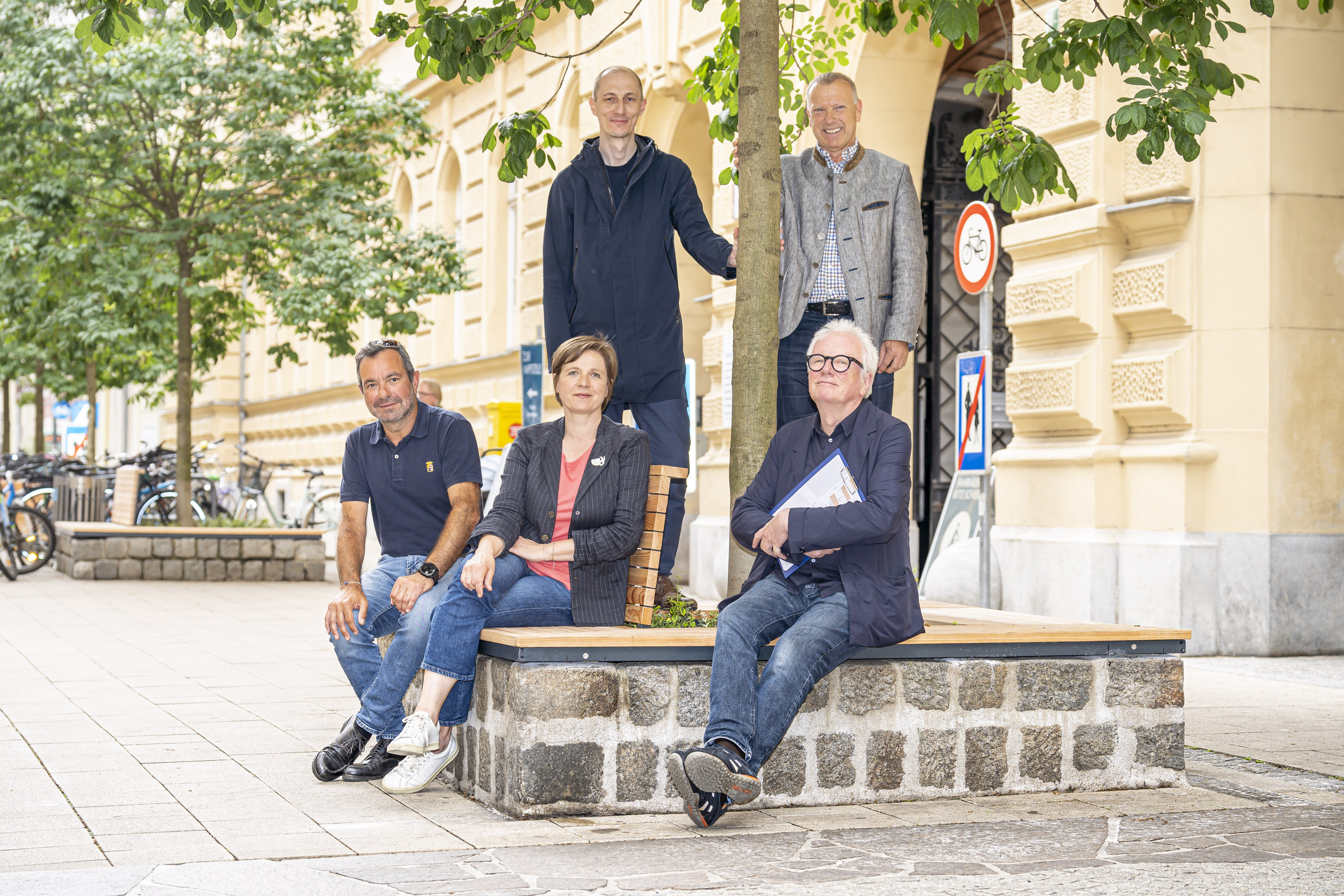 Wer hier rastet, hat’s fein: Vizebürgermeisterin Judith Schwentner, 2. v. l.), Architekt Christian Andexer (vorne rechts), Martin Zettel von der Stadtplanung (hinten links), Burkhard Steurer (vorne links) und Bernd Peter (hinten rechts) von der Holding Graz-Stadtraum haben es schon ausprobiert.