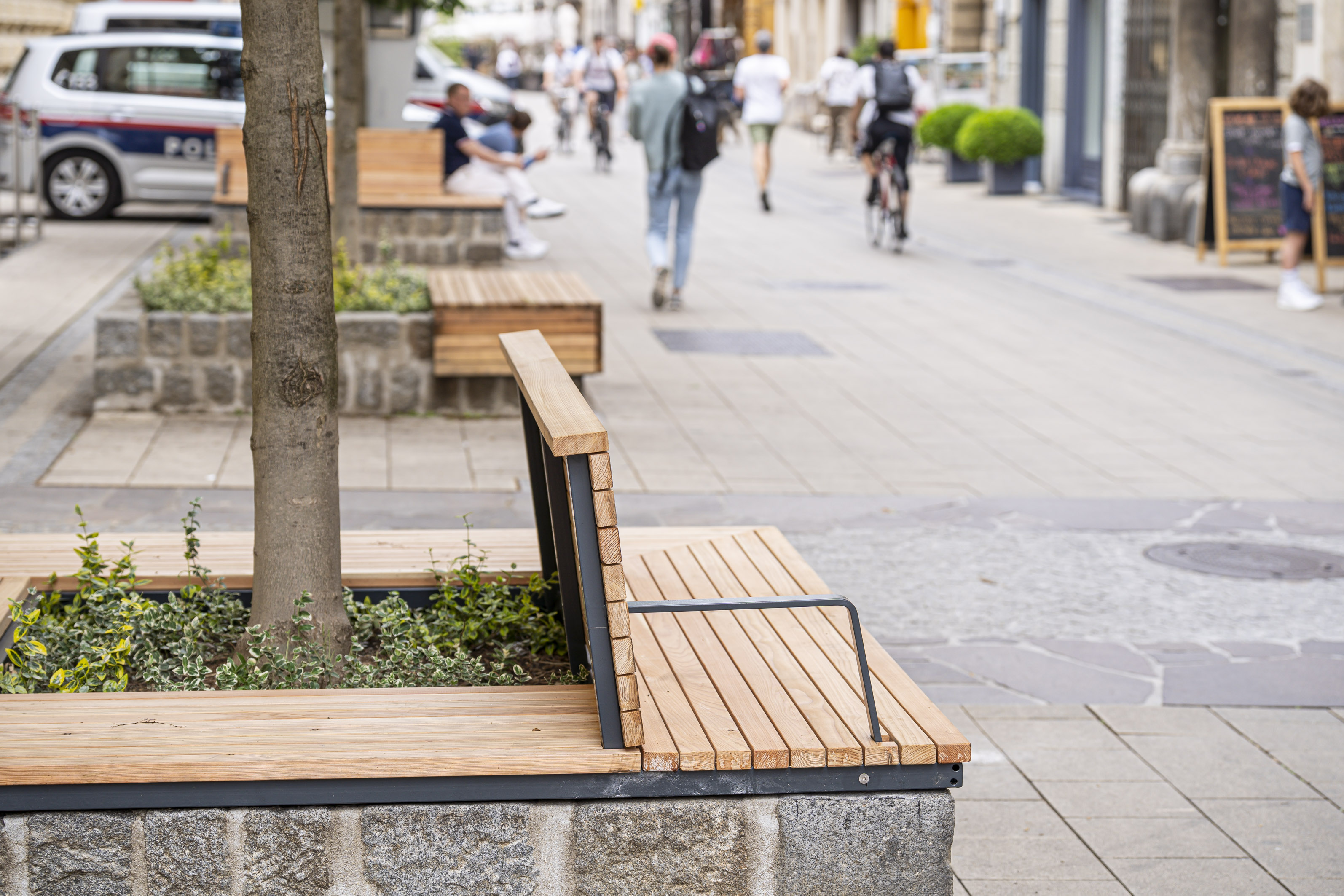 Die steinernen Baumumrandungen in der Schmied- und der Stubenberggasse wurden zu praktischen Bankerln umfunktioniert. 