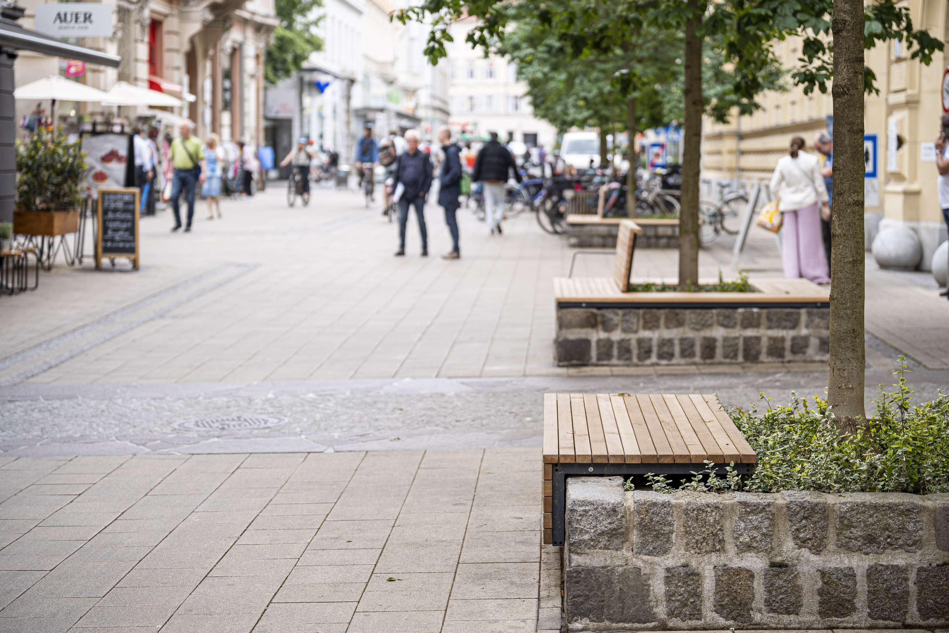 Die steinernen Baumumrandungen in der Schmied- und der Stubenberggasse wurden zu praktischen Bankerln umfunktioniert. 