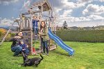 Symbolbild: Familie am Spielplatz