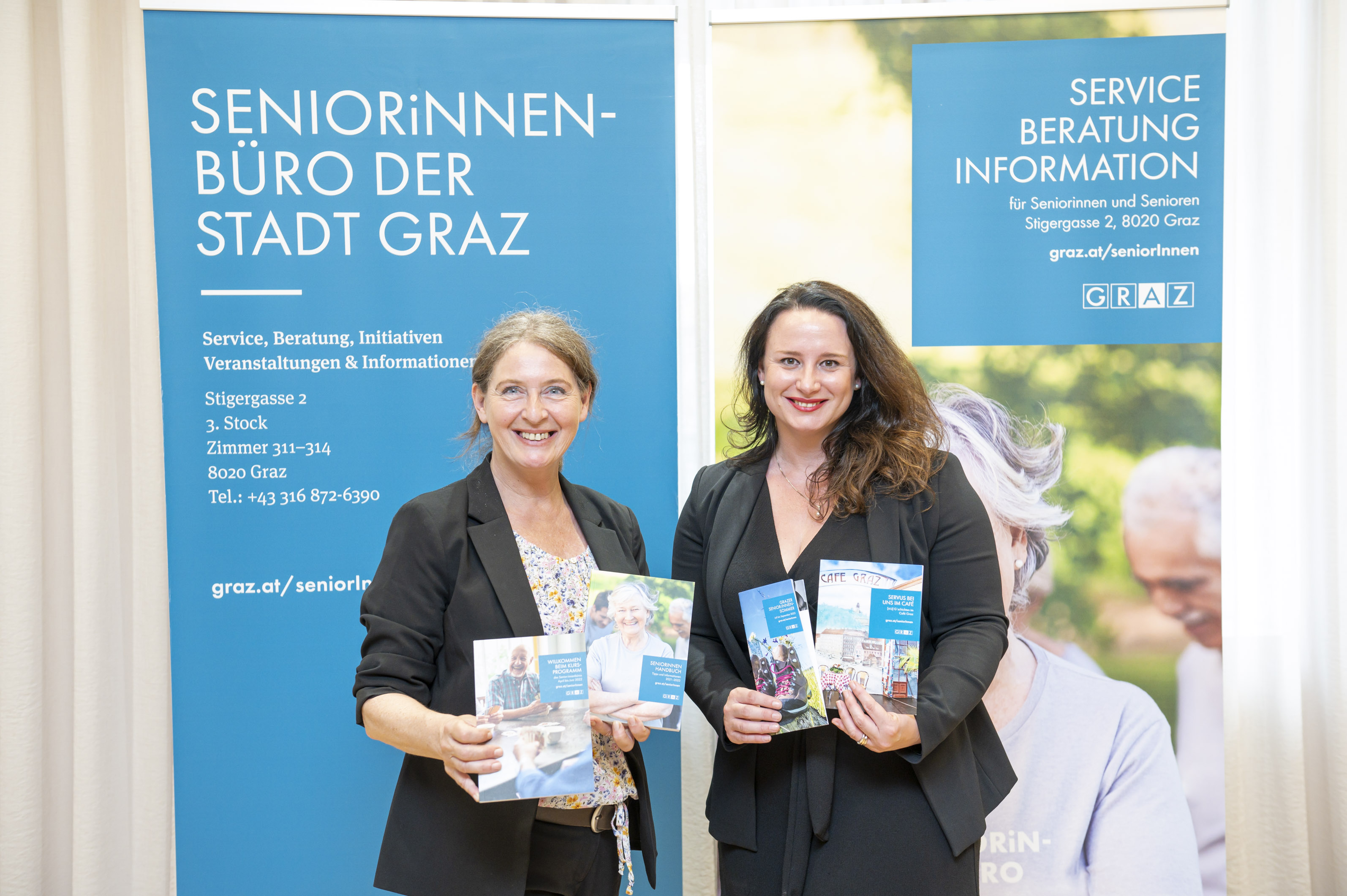 Bürgermeisterin Elke Kahr (l.) und Sandra Schimmler vom Sozialamt präsentierten das neue Senior:innenprogramm.