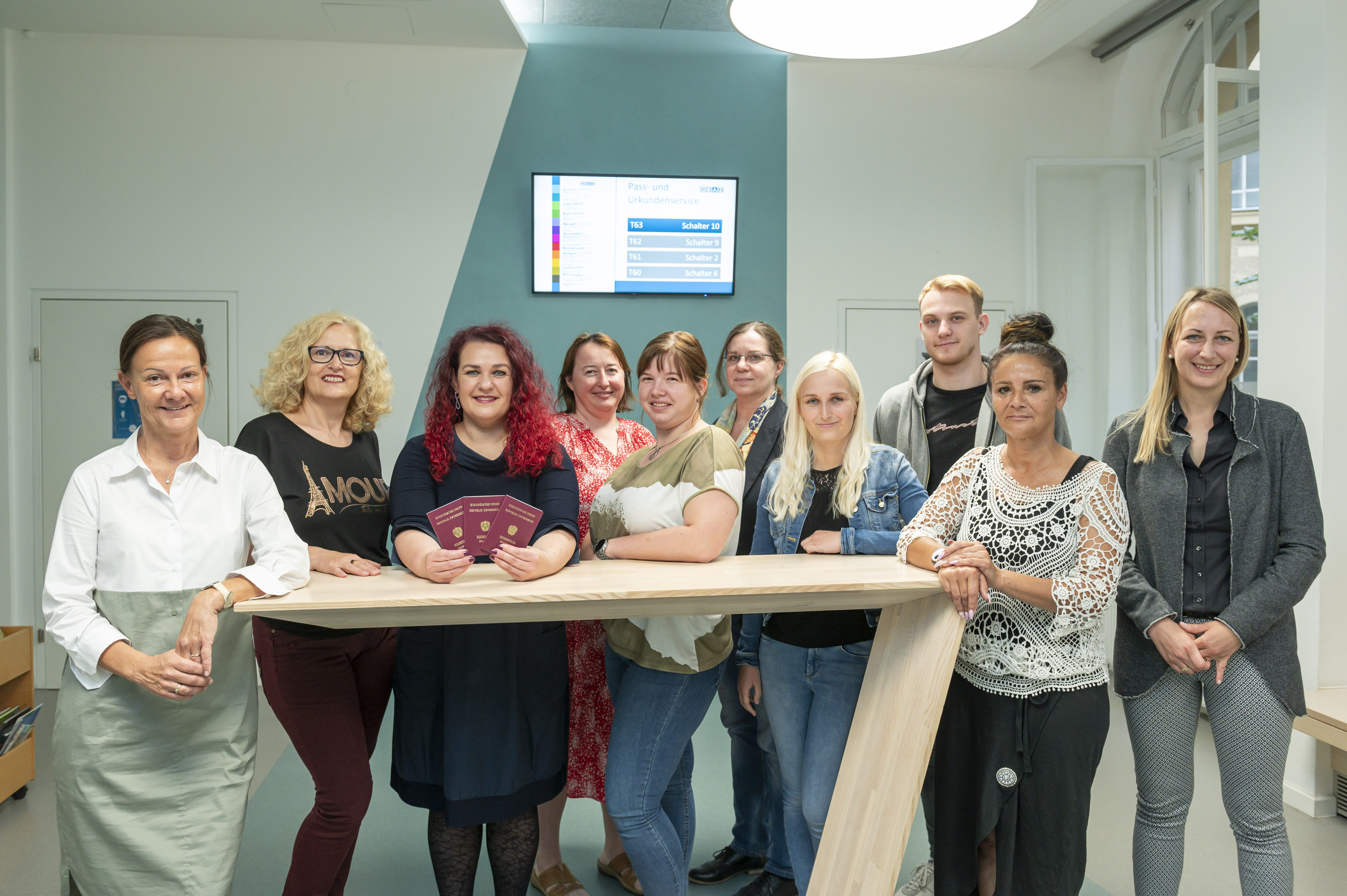 Stadträtin Claudia Schönbacher, Leiterin des Bürger:innenamts Mag.Dr. Karin Emberger-Baumgartner, Leiterin des Referats Standesamt und Staatsbürgerschaft Anke Christina Talker, BA, MA und das Team vom Pass- und Urkundenservice