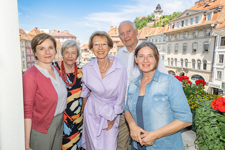 Bürgermeisterin Elke Kahr (re), Vizebürgermeisterin Judith Schwentner begrüßten die Angehörigen bei einem Empfang im Grazer Rathaus. Dabei wurde auch der Balkon des Hauses inspiziert.