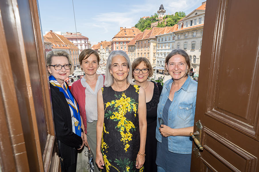Gedenken an Opfer des Nationalsozialismus: Die Angehörigen wurden im Rathaus von Bürgermeisterin Elke Kahr und Vizebürgermeisterin Judith Schwentner empfangen.