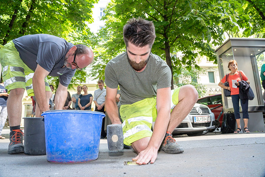 Der Stolperstein wurde in einem feierlichen Akt gemeinsam mit den Nachfahren am Joanneumring 16 verlegt. © Stadt Graz/Fischer Der Stolperstein wurde in einem feierlichen Akt gemeinsam mit den Nachfahren am Joanneumring 16 verlegt.