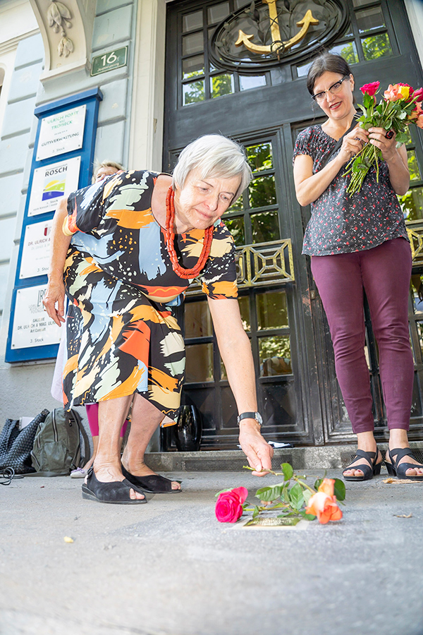 Der Stolperstein wurde in einem feierlichen Akt gemeinsam mit den Nachfahren am Joanneumring 16 verlegt. © Stadt Graz/Fischer Der Stolperstein wurde in einem feierlichen Akt gemeinsam mit den Nachfahren am Joanneumring 16 verlegt.