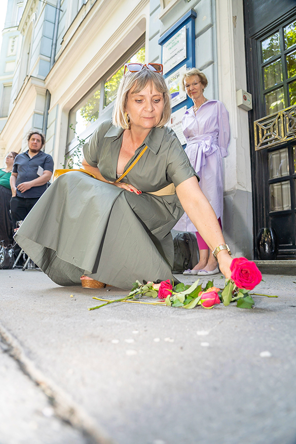 Der Stolperstein wurde in einem feierlichen Akt gemeinsam mit den Nachfahren am Joanneumring 16 verlegt. © Stadt Graz/Fischer Der Stolperstein wurde in einem feierlichen Akt gemeinsam mit den Nachfahren am Joanneumring 16 verlegt.