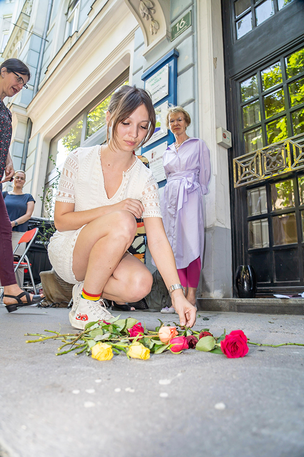 Der Stolperstein wurde in einem feierlichen Akt gemeinsam mit den Nachfahren am Joanneumring 16 verlegt. © Stadt Graz/Fischer Der Stolperstein wurde in einem feierlichen Akt gemeinsam mit den Nachfahren am Joanneumring 16 verlegt.