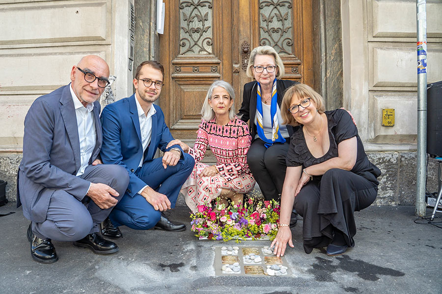 Vor dem Hauseingang der Mandellstraße 4 erinnern nun Gedenksteine an die Familie Pollak und Weber/Gogg. © Stadt Graz/Fischer Vor dem Hauseingang der Mandellstraße 4 erinnern nun Gedenksteine an die Familie Pollak und Weber/Gogg.