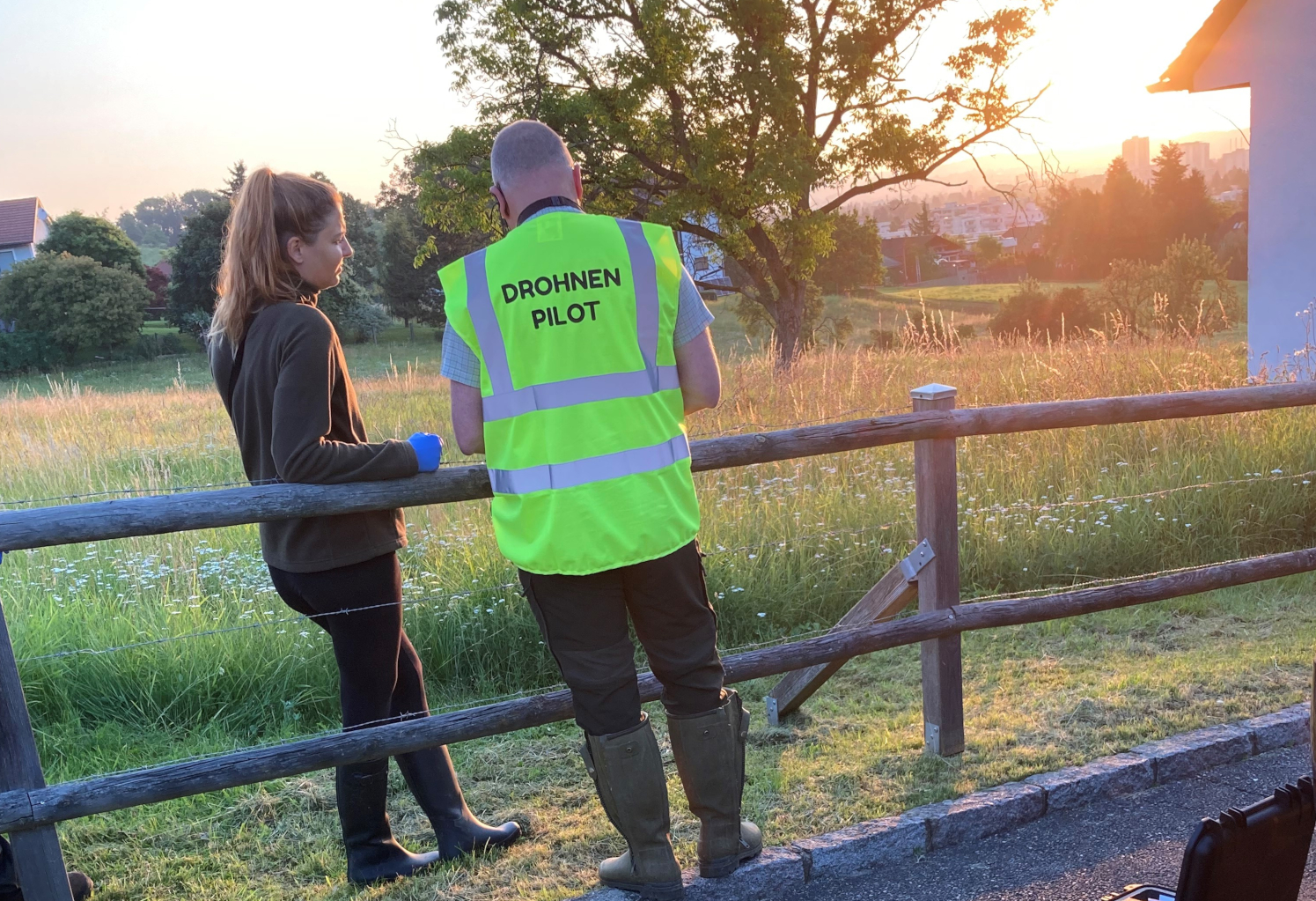 Drohnenpilot und Helferin