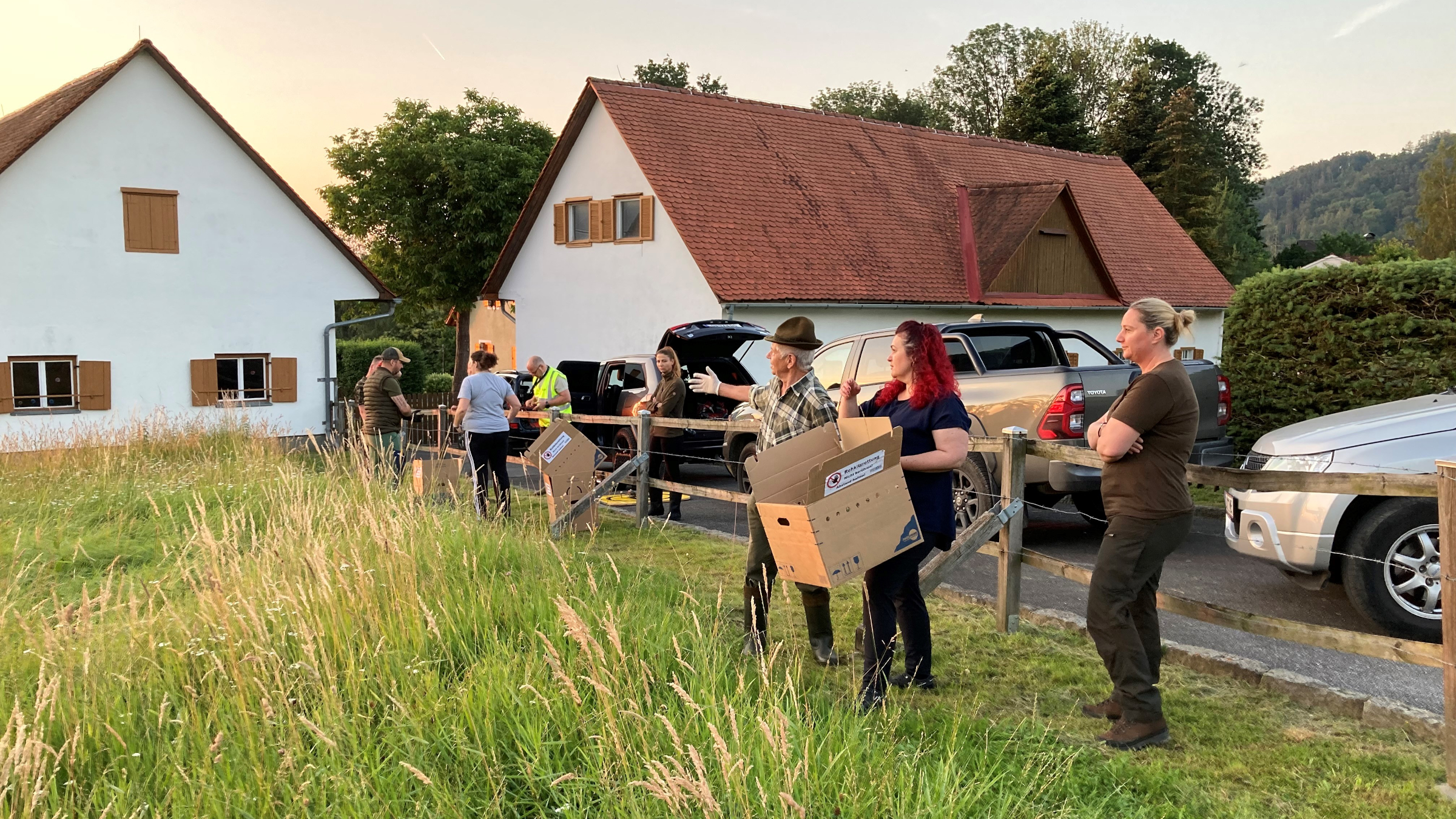 Tierschutzstadträtin Claudia Schönbacher und das Team der Rehkitzrettung