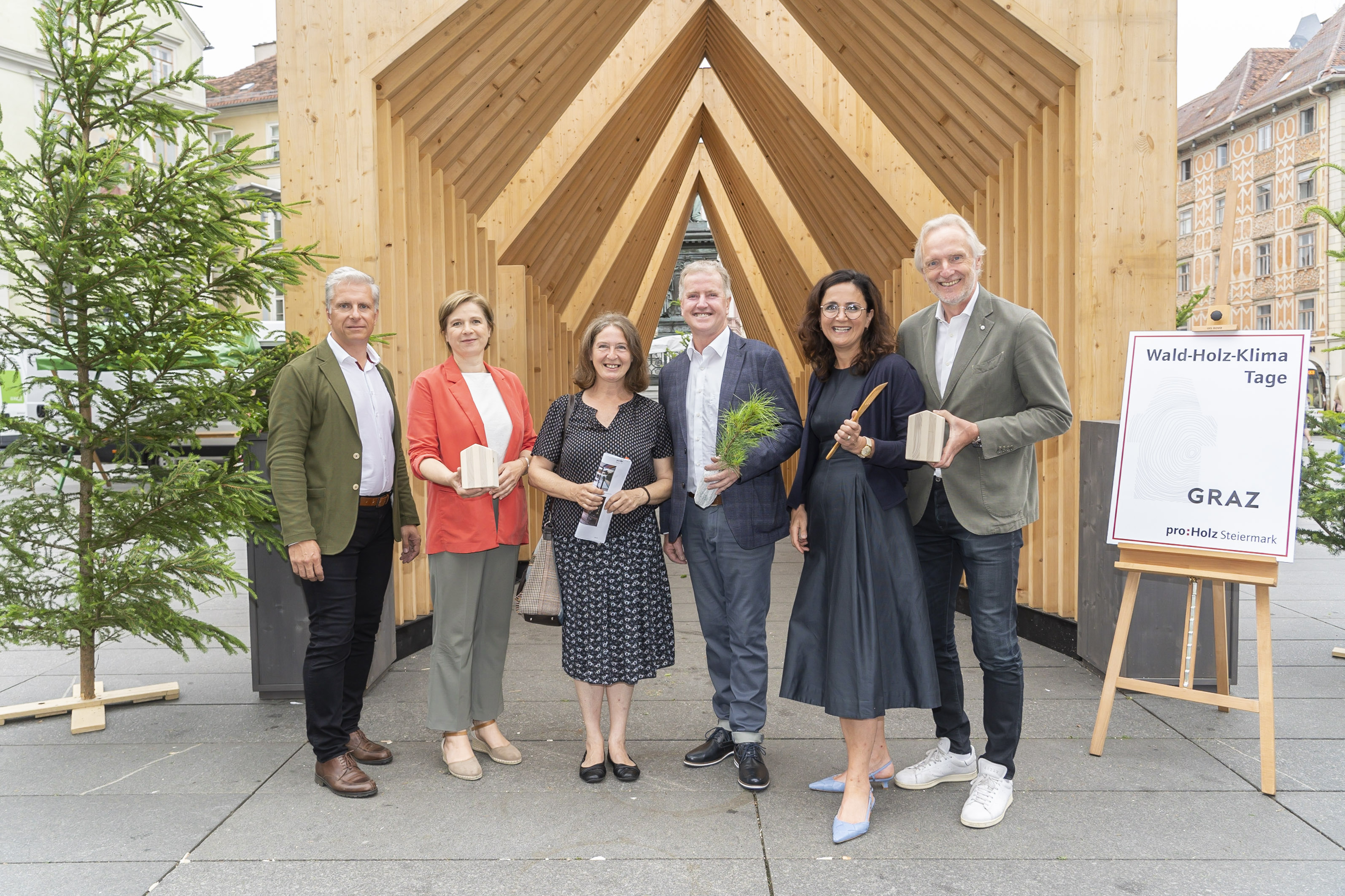 Eröffneten die Wald-Holz-Klima Tage am Hauptplatz: Manfred Steinwiedder, Stv. Obmann proHolz, Vizebürgermeisterin Judith Schwentner, Bürgermeisterin Elke Kahr, proHolz Obmann Paul Lang, proHolz-GF Doris Stiksl und Stadtrat Günter Riegler (v. l.).