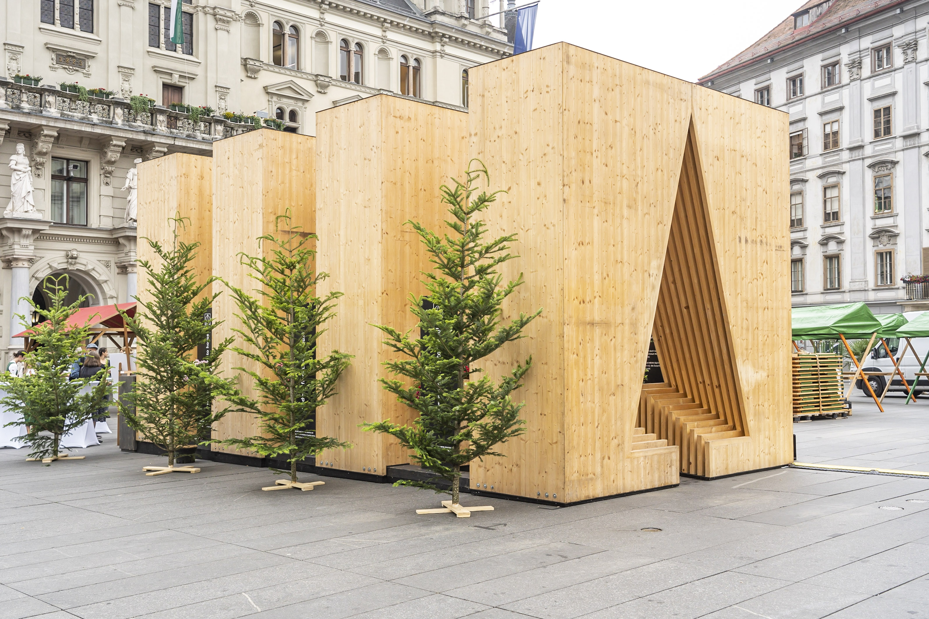 Rund 13 Kubikmeter Holz wurden für die Woodpassage verwendet. Die Installation bindet etwa 13 Tonnen CO2 - so viel, wie ein PKW in acht Jahren ausstößt.    