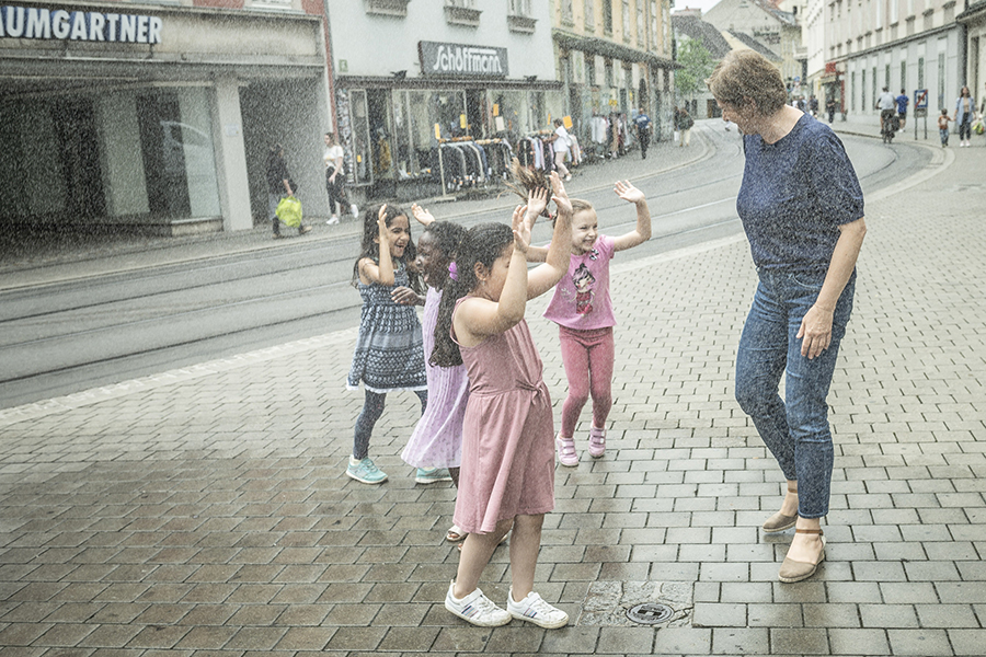 Feucht-fröhlich: Judith Schwentner mit Mädchen und Buben vom Kiga und Hort Dominikanergasse.