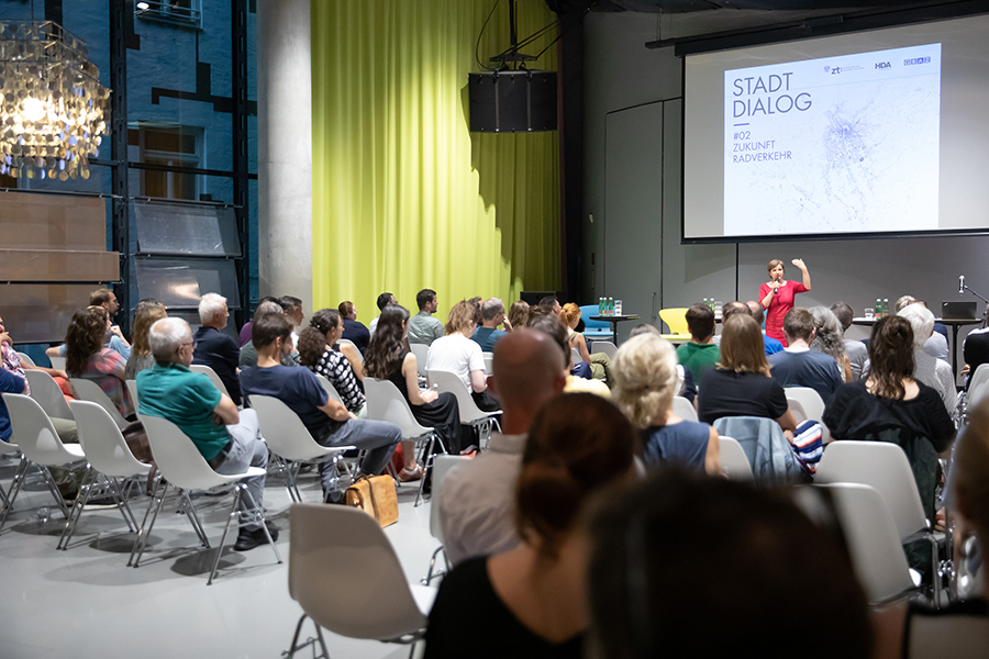 StadtDialog #02: Zukunft Radverkehr . Im Space04 wurde engagiert vorgetragen und diskutiert.