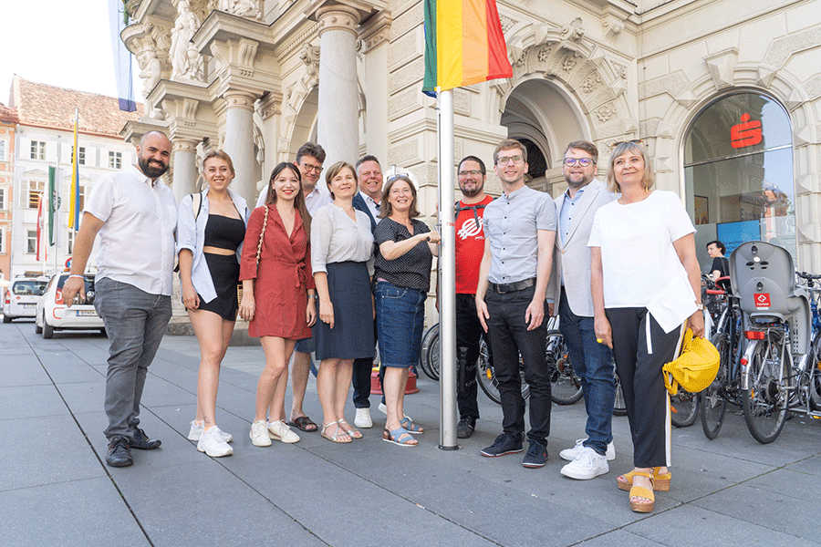 Regenbogen: Eine Vielzahl an Unterstützer:innen hissten die Fahnen.