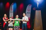 Die Repräsentant:innen aus der Steiermark, Conny Leban-Ibrakovic, Alexandra Leitgeb, Sandra Steyrer und Sport- und Inklusionsstadtrat Kurt Hohensinner, bei der Übernahme der Special Olympics Fahne.