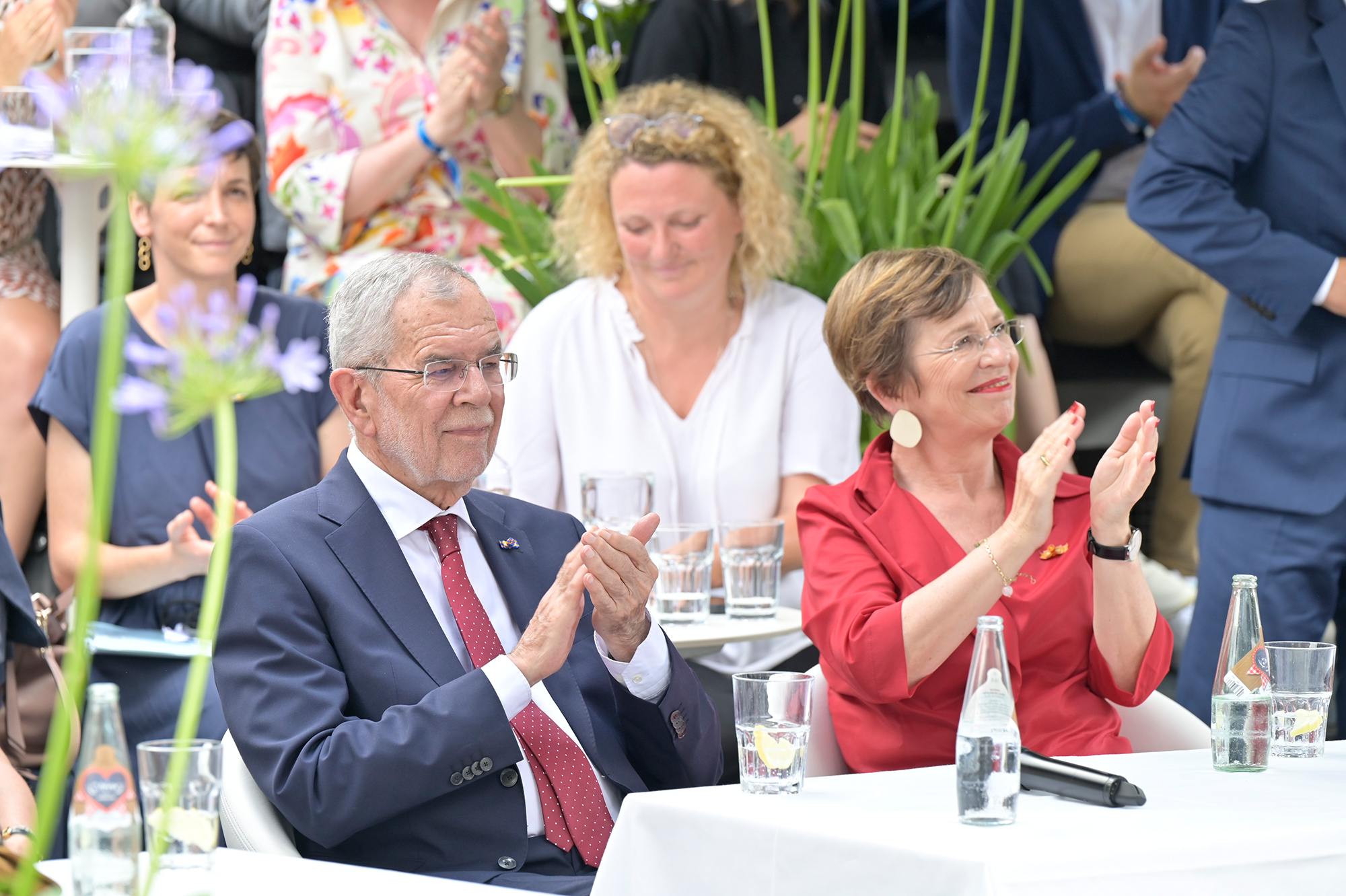 Applaus von Bundespräsident Alexander Van der Bellen und Gattin Doris Schmidauer.