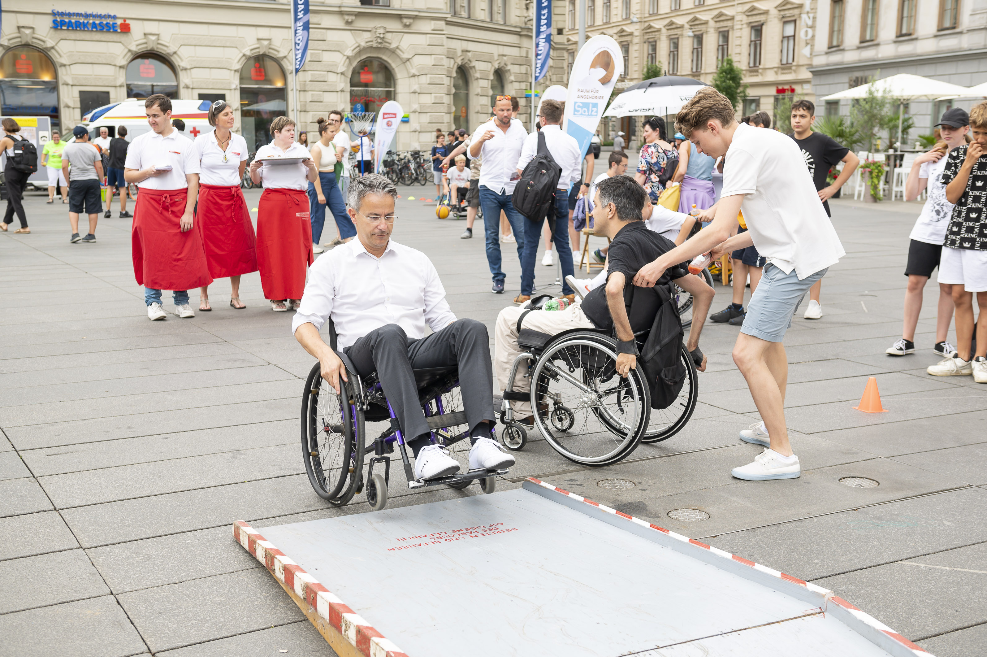 Woche der Inklusion: Rollstuhl-Parcours am Grazer Hauptplatz