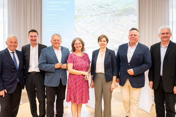 Gemeinsame Pressekonferenz v. l.: Energie-Steiermark-Vorstandssprecher Christian Purrer, Holding-Graz-Vorstand Gert Heigl, Holding-Graz-CEO Wolfgang Malik, Bürgermeisterin Elke Kahr, Vizebürgermeisterin Judith Schwentner, SPÖ-Klubobmann Michael Ehmann und Umweltamtsleiter Werner Prutsch.