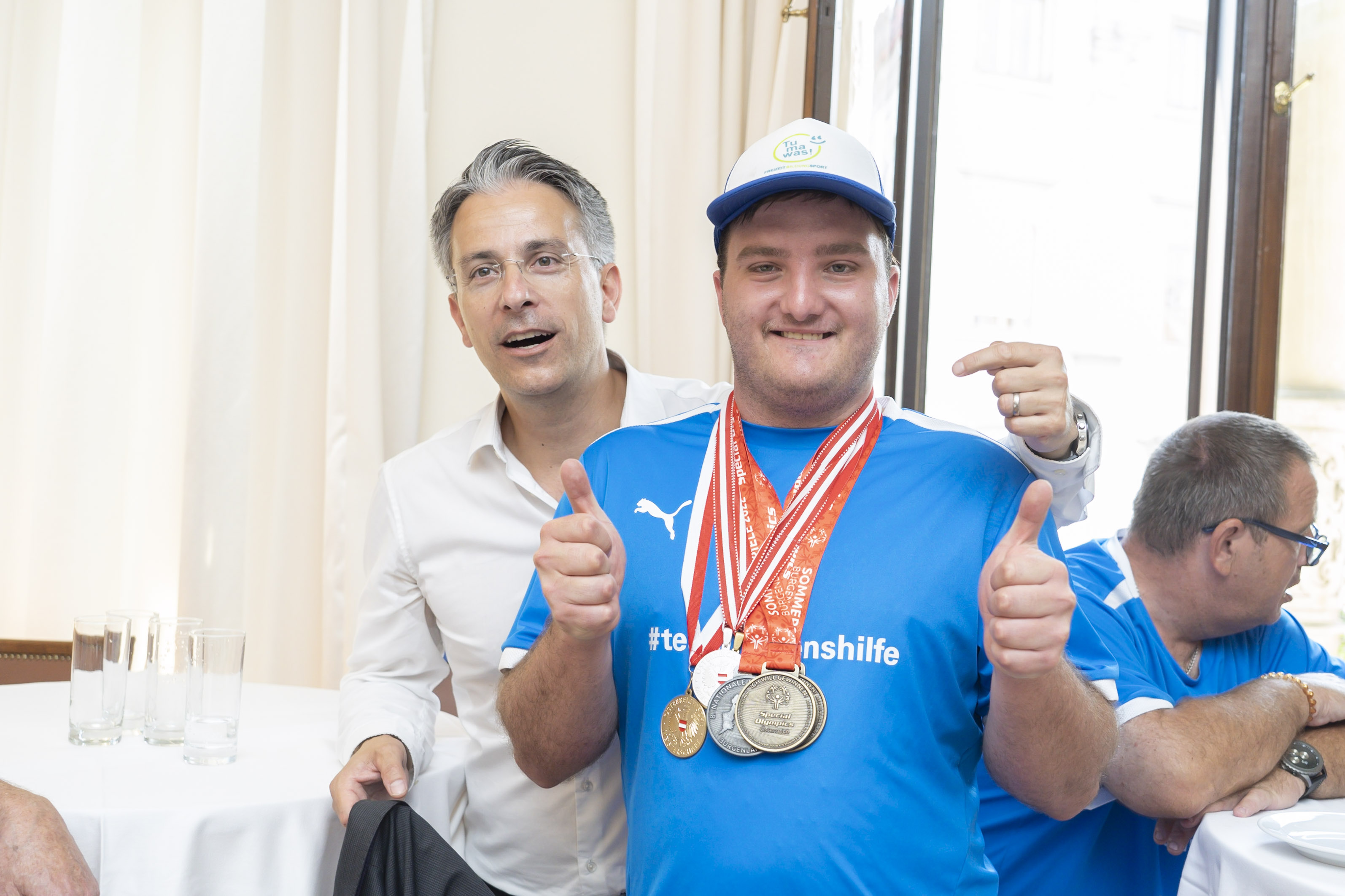 Michael Harrer freut sich über dreimal Gold im Schwimmen - und Stadtrat Kurt Hohensinner freut sich mit ihm.