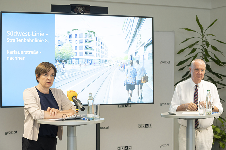Vizebürgermeisterin Judith Schwentner und Fachplaner Martin Bauer von der Verkehrsplanung präsentierten den Plan für die Südwestlinie.