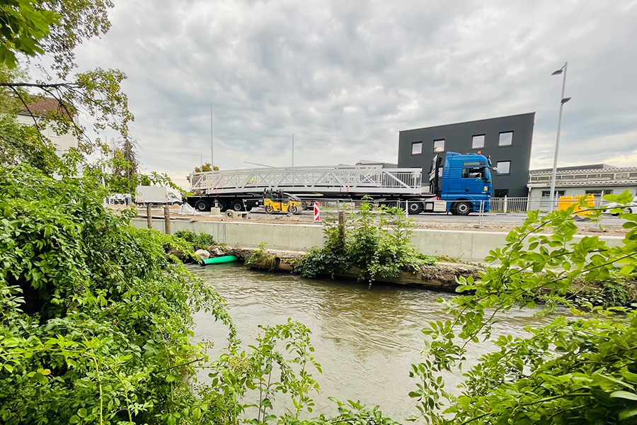 ... zuvor wurde sie per LKW in die Puchstraße geliefert.