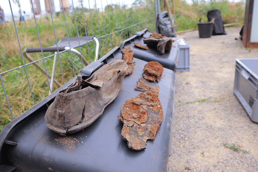 Erinnerung: Getragene Schuhe erinnern an die Opfer.