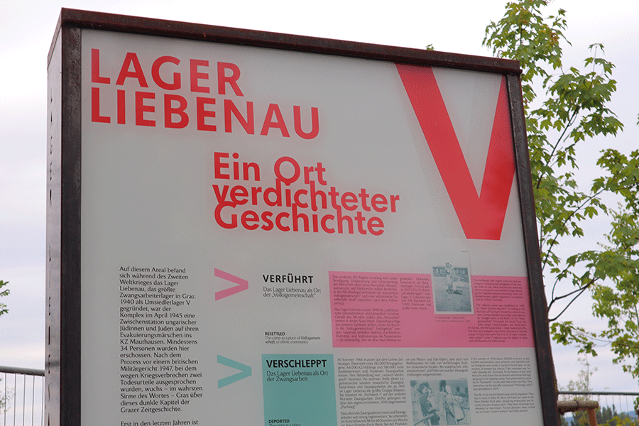 Gedenken: Die 2020 errichtete Gedenktafel am Grünanger erinnert an die Opfer des Lagers.