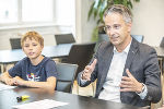 Kinderbürgermeister Felix Kanzler und Stadtrat Kurt Hohensinner