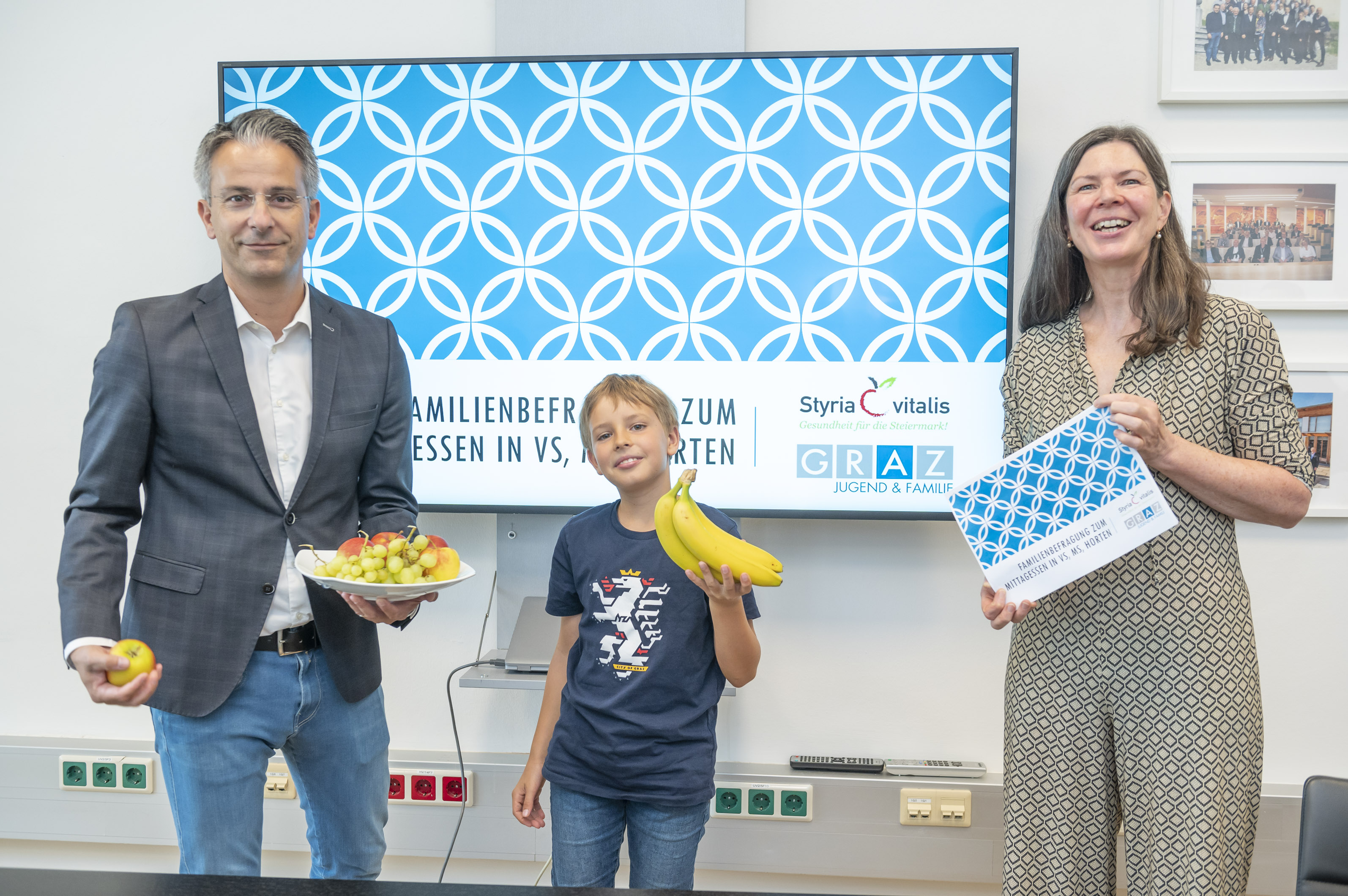 Stadtrat Kurt Hohensinner, Kinderbürgermeister Felix Kanzler, Styria Vitalis-Geschäftsführerin Karin Reis-Klingspiegl © Stadt Graz/Fischer Stadtrat Kurt Hohensinner, Kinderbürgermeister Felix Kanzler, Styria Vitalis-Geschäftsführerin Karin Reis-Klingspiegl