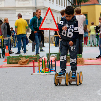 Hinkommen, mitmachen, Spaß haben! Zwei Straßen verwandeln sich demnächst in Spielflächen für Kinder. © Erwin Wieser Hinkommen, mitmachen, Spaß haben! Zwei Straßen verwandeln sich demnächst in Spielflächen für Kinder.