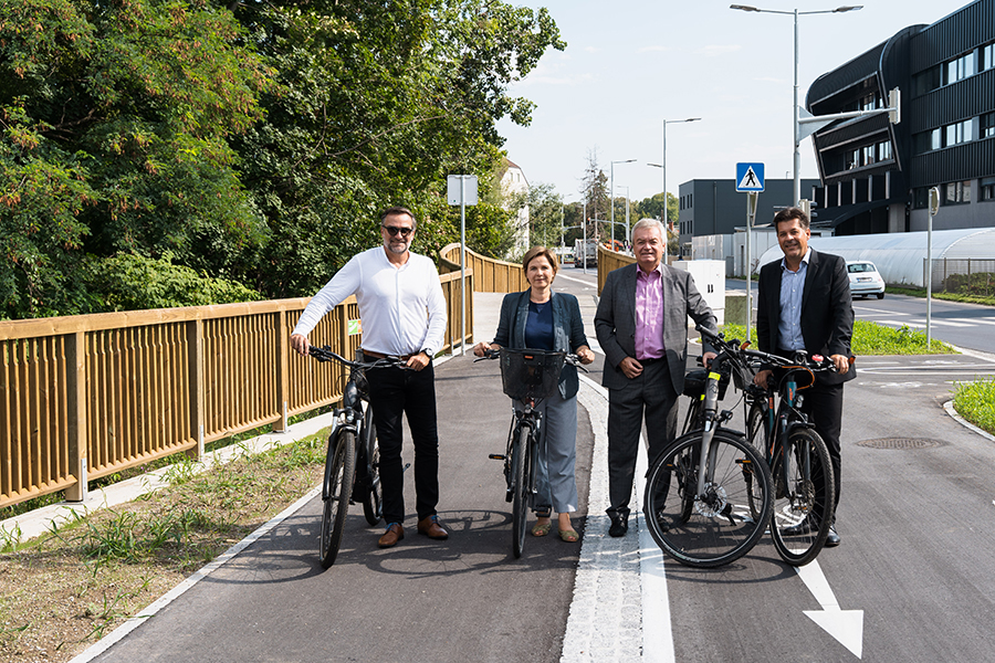 Andreas Tropper, Judith Schwentner, Anton Lang und Bertram Werle (v. l.) weihten den neuen Radweg in der Puchstraße ein.